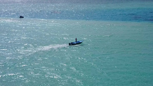 蓝色环礁湖和小船12秒视频