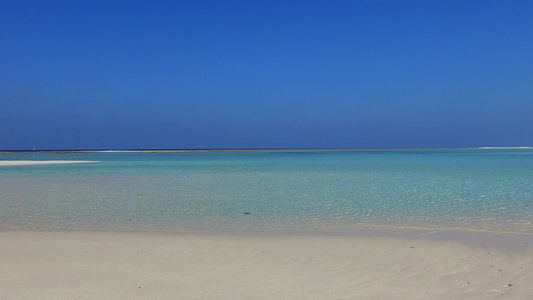 在日出后蓝绿海和白沙背景的蓝色绿色海洋中奢华岛屿海滩视频