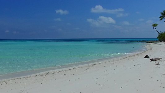 在珊瑚礁附近有白色沙滩背景的水蓝水的海滨旅程中具有视频
