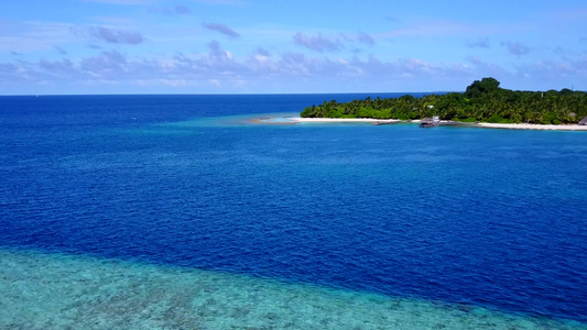 以蓝海和靠近度假胜地的白沙背景为对象的蓝色海和白色视频