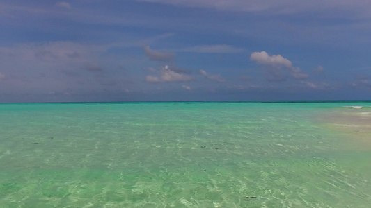 蔚蓝的大海和沙洲附近的白色沙滩背景享受轻松的海岸海滩视频