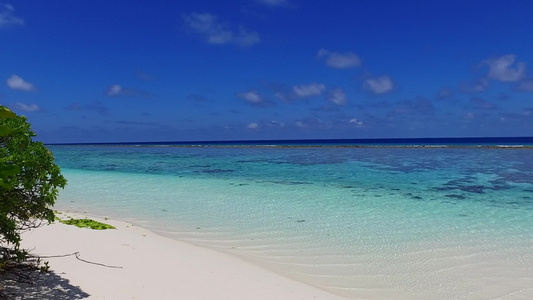 由海浪附近有白色沙子背景的绿松石环礁湖度假旅游海滩视频