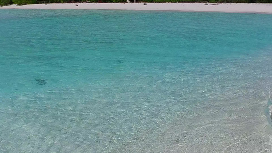 阳光明媚的宁静的岛屿沙滩自然由蓝海航行在沙巴附近有视频