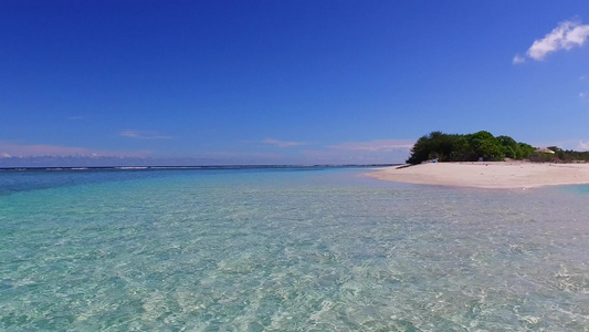 以蓝色环礁湖和靠近度假胜地的清洁沙滩背景进行轻松旅游视频