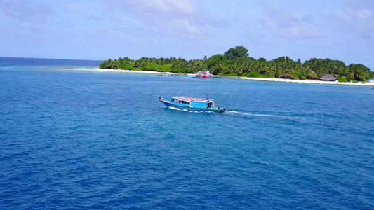 每天乘蓝色水礁湖和靠近波浪的浅沙背景穿越热带海岸线视频