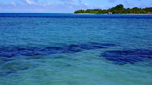 阳光明媚的海岸海滩旅行由绿松石环礁湖和靠近度假胜地视频