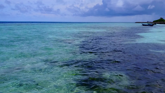 度假村附近蓝绿海和白色沙滩背景下美丽海岸线海滩时间视频