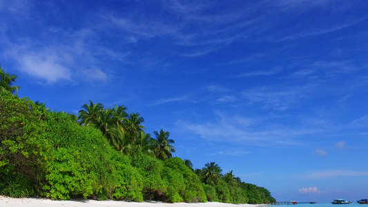 美丽海岸海滩的浪漫纹理由蓝绿色海和阳光下清洁沙滩背景视频