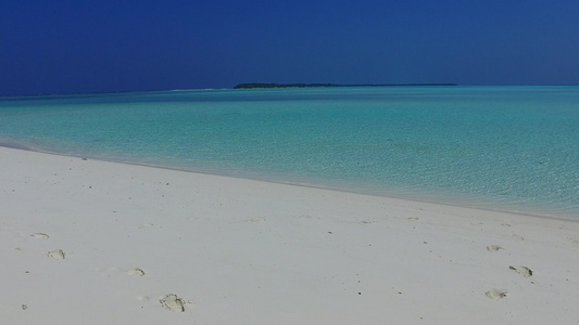 休闲度假胜地海滩航次的松散结构蓝色环礁湖和靠近度假胜地视频