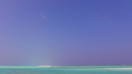 蓝海白沙背景海浪附近宁静海滨海滩度假的浪漫旅游视频