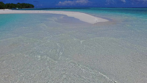 夏季旅行浅水和棕榈附近的沙地背景12秒视频