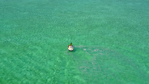 以蓝环礁和日出后白色沙滩背景的完美海滩之旅浪漫主义14秒视频