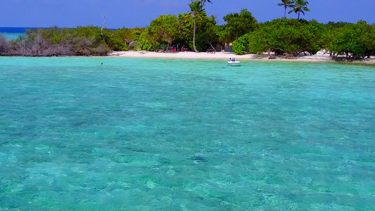 完美的岛屿海滩因阳光下清澈的海洋和白色沙滩背景而断裂视频