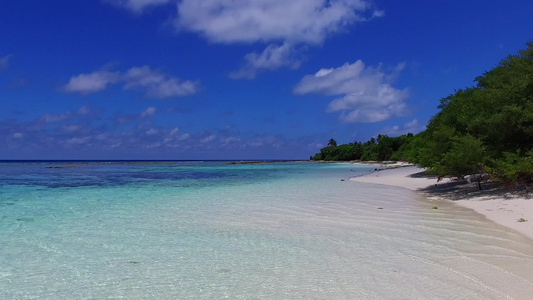 沙洲附近白沙背景蓝绿色泻湖完美旅游海滩度假的温暖旅游视频