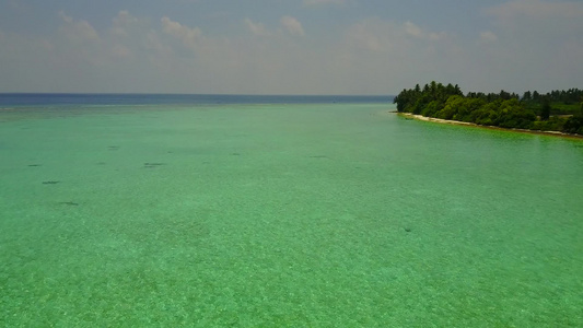 浅海和珊瑚礁附近白沙背景的阳光明媚的海洋海岸海滩假日视频