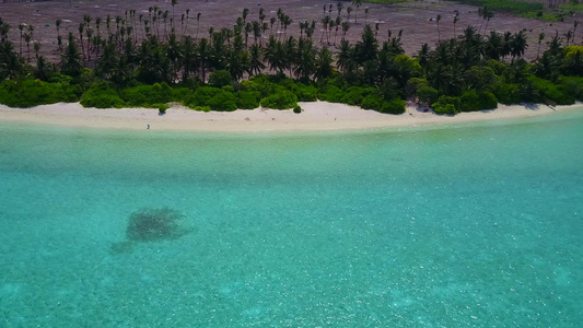 沙洲附近白沙背景的蓝色海水放松海滨海滩度假的广角全景视频