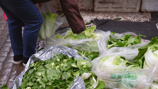 城市菜市场用塑料袋买菜居家4k生活素材[舒适感]视频