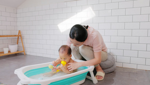 年轻宝妈居家给婴幼儿洗澡12秒视频