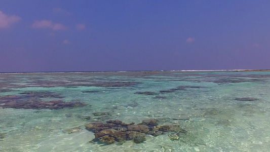 日落前白沙背景浅海的热带海岸海滩航程天气晴朗热带海岸视频