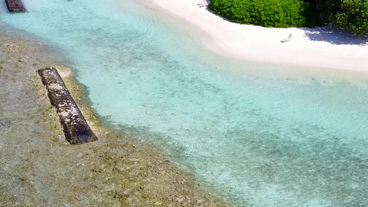 靠近海浪的白沙背景浅海豪华海岸海滩之旅的夏季海景视频