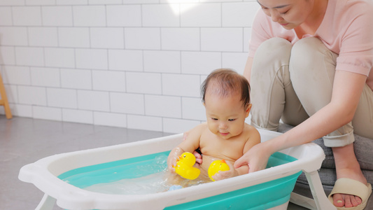 年轻宝妈给婴幼儿洗澡视频