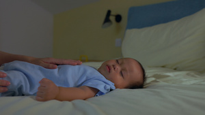 年轻宝妈哄婴幼儿睡觉18秒视频