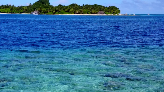 在度假村附近的蓝色海洋的泻湖海滩视频