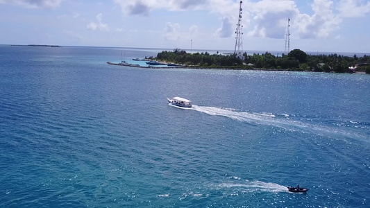 白沙背景的蓝海在日出后进行豪华海岸海滩之旅的近距离视频