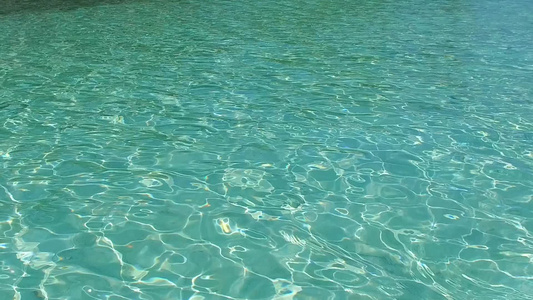 光天化日出后由透明有白色沙子背景的水进行豪华海湾海滩视频