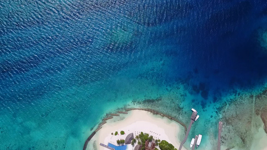 蓝水和棕榈附近清洁沙土背景的宁静环礁湖海滩生活方式视频