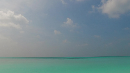 热带湾海滩度假的阳光明媚的全景蓝绿色海洋近冲浪时有视频
