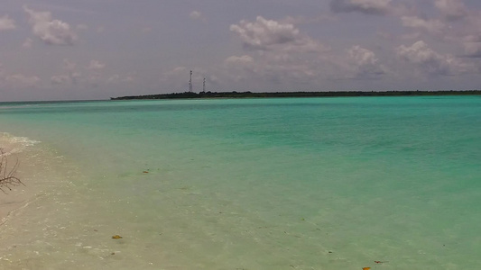 夏季旅游沿蓝海和阳光下有白色沙子背景的蓝色海路在滨海视频