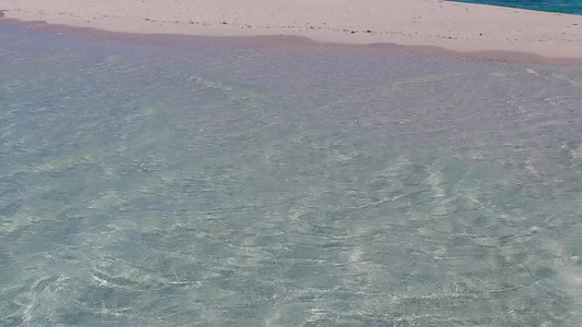 以浅环礁湖和棕榈附近白沙背景的海滩生活方式看待海滨视频