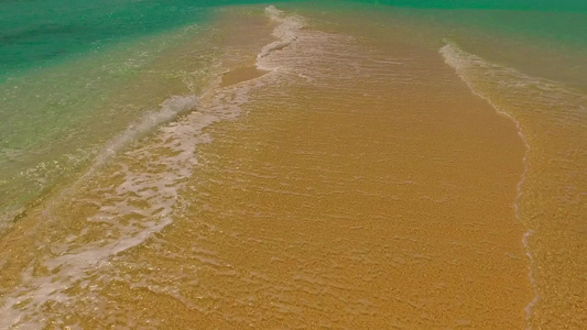 靠近沙洲的水蓝海和白沙背景近距离欣赏热带海岸线海滩视频