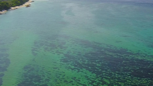 外来的海岸线海滨海滩乘浅水在珊瑚礁附近有白色沙滩背景视频