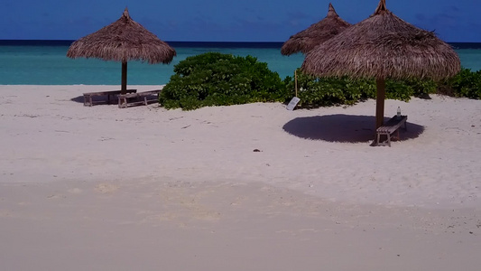 以透明的水和白色沙滩背景在珊瑚礁附近游览的寒冬度假胜地视频