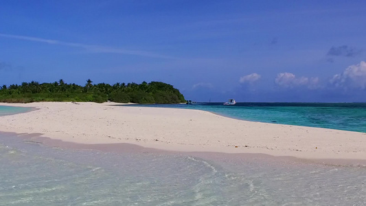 阳光明媚的奢华豪华旅游海滩在珊瑚礁附近以白色沙滩背景视频