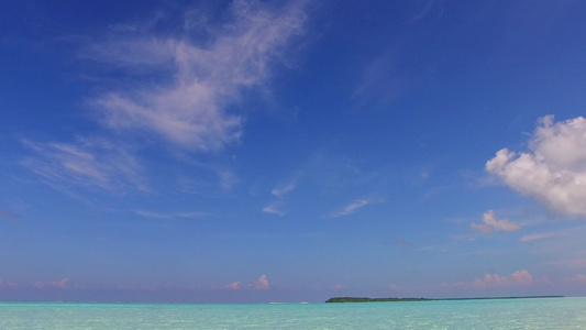 海湾海滩野生生物的宽角抽象角度由海浪附近有白沙背景视频