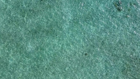 蓝色环礁湖和靠近度假胜地的白色沙滩背景断断海滩近东视频