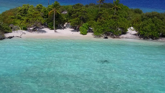 日落前蓝色环礁湖和白色沙滩背景的海滨海滩生活方式视频