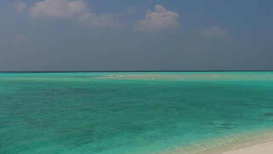 阳光明媚的豪华海湾海滩景色光照着白色沙子背景的水蓝海视频