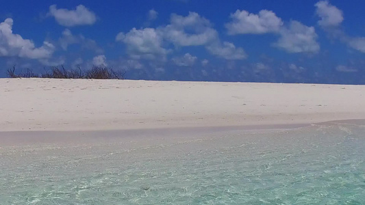 豪华度假度假度假胜地海滩的浪漫性通过阳光下有白色沙子视频