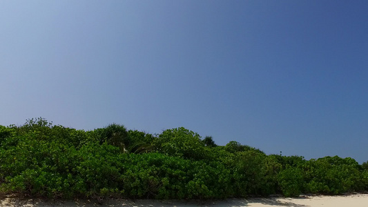 蓝色绿色水和接近冲浪的白色沙滩背景清空宁静岸边海滩视频