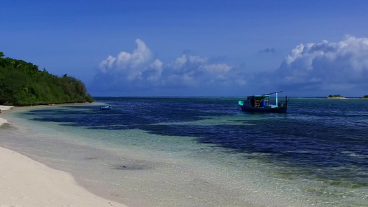 蓝海和沙巴附近的白沙滩背景的阳光明媚的风景使岛屿海滩视频
