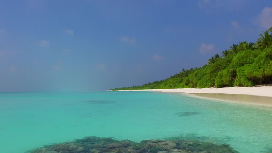 蓝海游沙滩附近有白色沙子背景的蓝海以白沙为背景视频