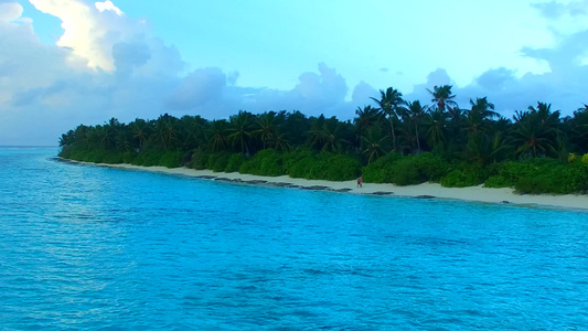 通过蓝水和接近冲浪的白色沙滩背景放松海景海滩时间的视频