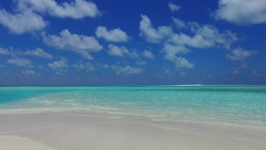 阳光明媚的环礁湖海滩度假摘要由浅海和沙巴附近的白沙视频