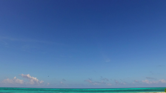 清澈的海洋和日出后白色沙子背景的白海边美丽岛屿海滩视频