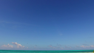 清澈的海洋和日出后白色沙子背景的白海边美丽岛屿海滩12秒视频