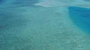 在珊瑚礁附近有白色沙滩背景的海平面蓝色海滨上漫游空空14秒视频